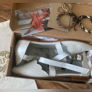 Mangrove Leather Flats in White